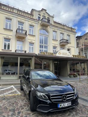 Mercedes-Benz E-Class automobilio nuoma su vairuotoju – verslo ir privatiems klientams-3